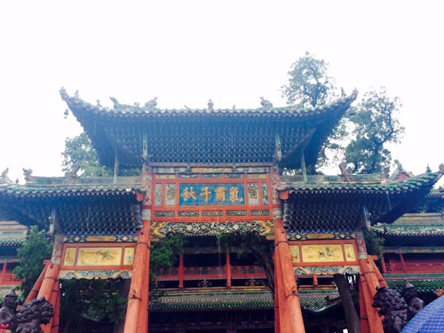 關(guān)公故里:秋雨中依舊游人如織