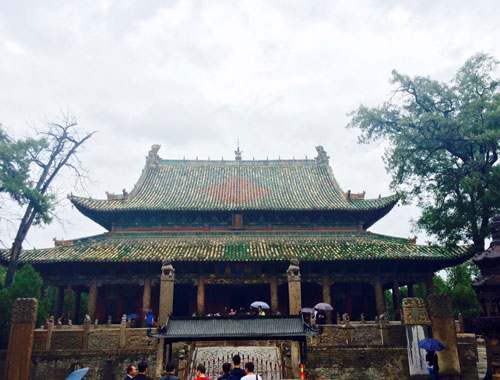 關公故里：秋雨中依舊游人如織