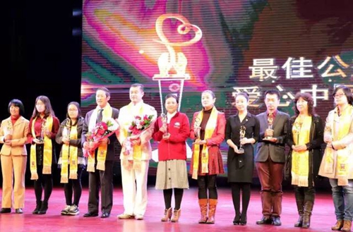 鳳凰網(wǎng)“美麗童行”獲愛心中國盛典年度最佳公益組織獎