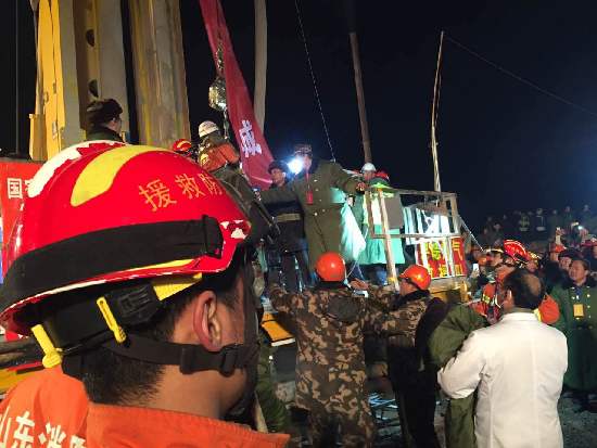 直播:平邑坍塌礦救援 升井礦工無生命危險