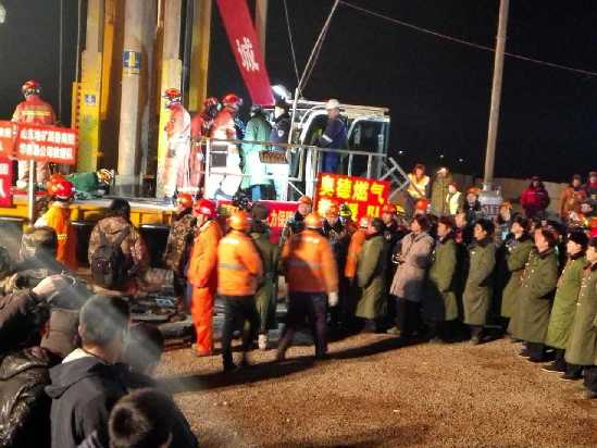 直播:平邑坍塌礦救援 升井礦工無生命危險