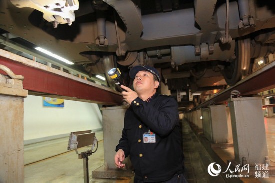 圖說動(dòng)車檢修員：白天從黑夜開始 精細(xì)到毫米的堅(jiān)守