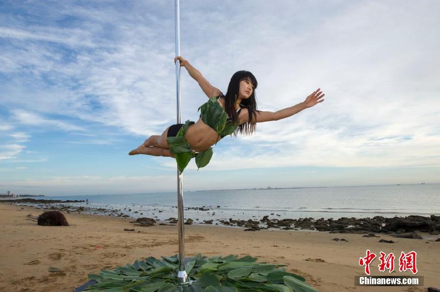 盤點鋼管舞性感著裝 比基尼鄉村花衣齊上陣