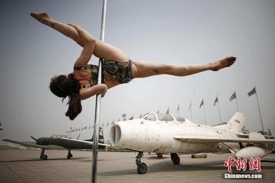 盤點(diǎn)鋼管舞性感著裝 比基尼鄉(xiāng)村花衣齊上陣