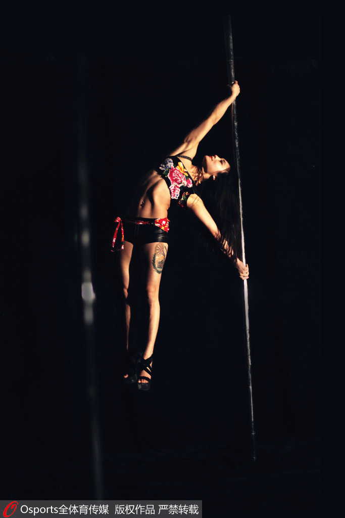 盤點鋼管舞性感著裝 比基尼鄉村花衣齊上陣