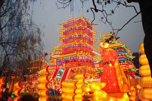 第22屆自貢國際恐龍燈會游人如織