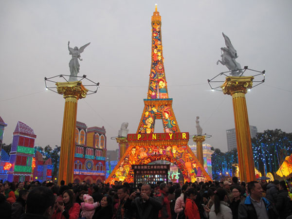 第22屆自貢國(guó)際恐龍燈會(huì)游人如織