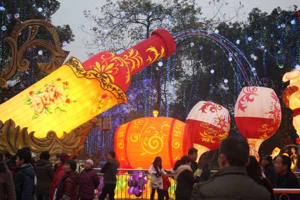 第22屆自貢國(guó)際恐龍燈會(huì)游人如織