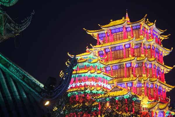 第22屆自貢國(guó)際恐龍燈會(huì)游人如織