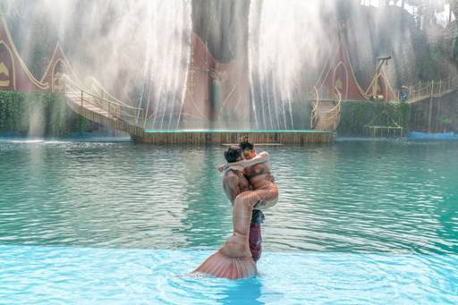 最帥&最萌美人魚秒殺林允?版納萬達三八節玩嗨了