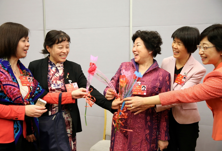 李源潮參加婦聯界別聯組討論 向女委員獻花