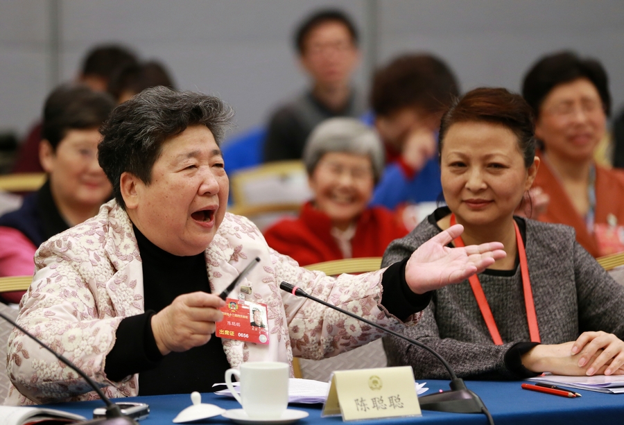 李源潮參加婦聯界別聯組討論 向女委員獻花