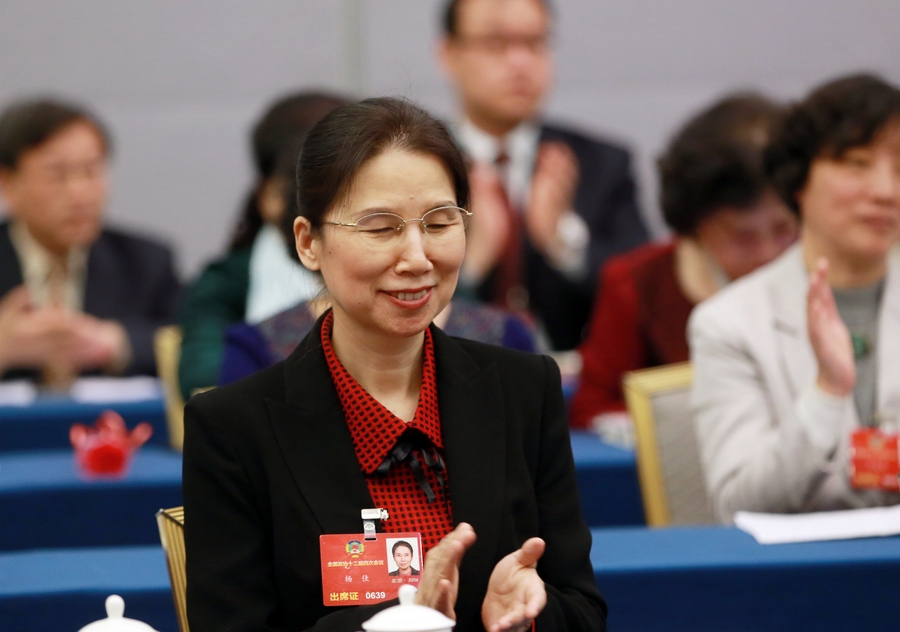 李源潮參加婦聯界別聯組討論 向女委員獻花