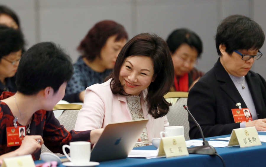 李源潮參加?jì)D聯(lián)界別聯(lián)組討論 向女委員獻(xiàn)花