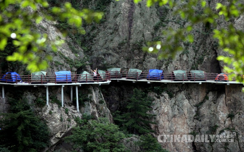 “驢友”組團(tuán)千米懸空棧道扎帳過(guò)夜賞景練膽