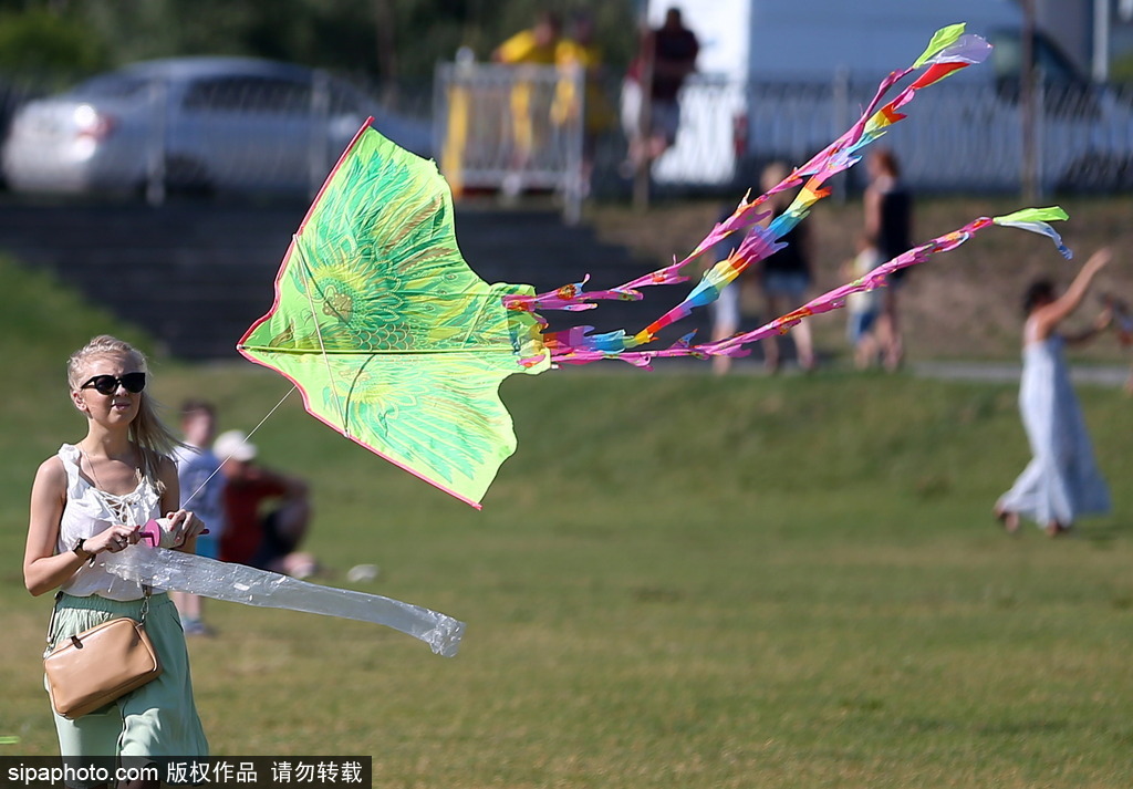 俄羅斯喀山風(fēng)箏節(jié) 追逐藍(lán)天童趣滿滿