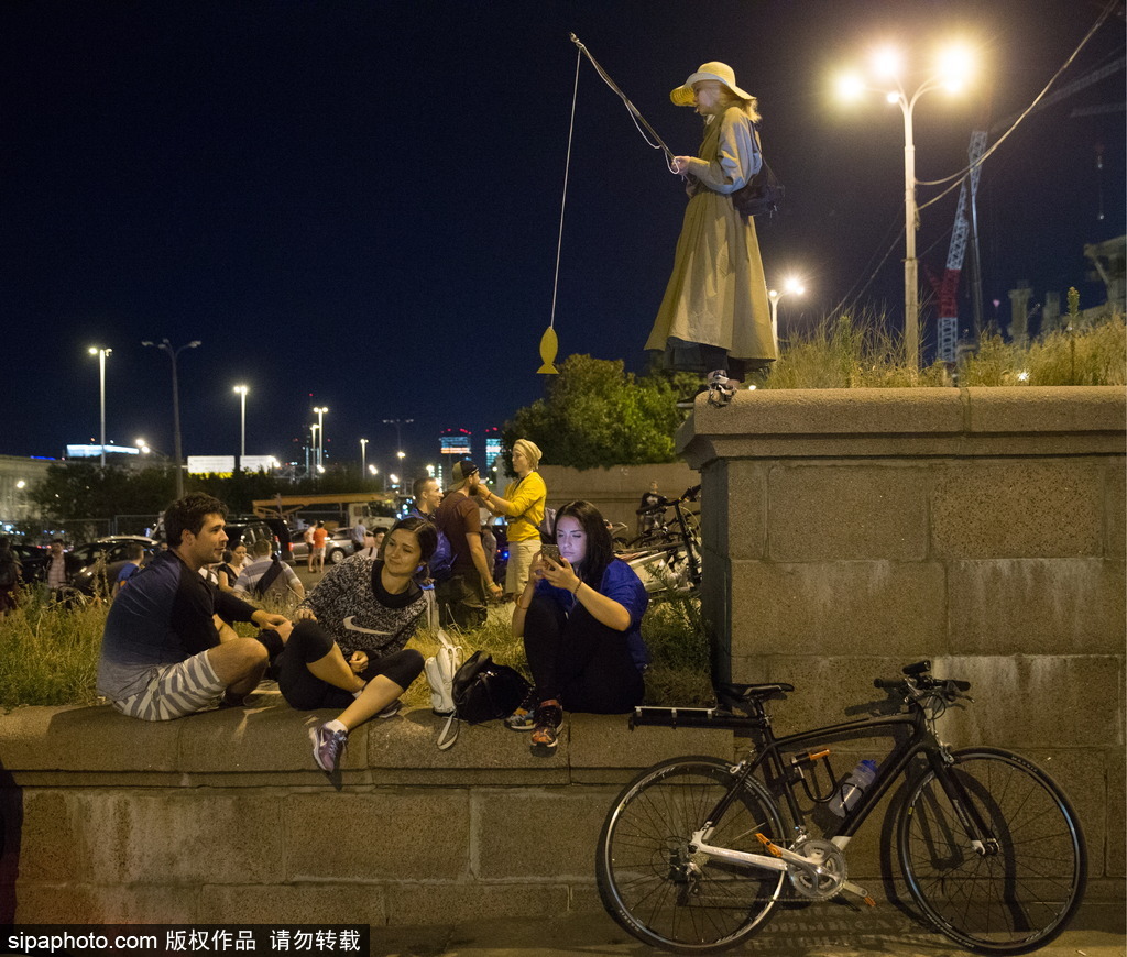 2016莫斯科夜騎活動(dòng) 夜光酷炫自行車(chē)?yán)L(fēng)十足