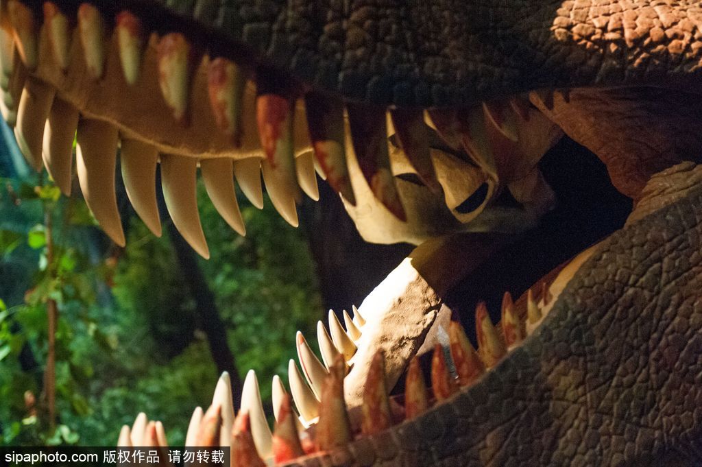 英國恐龍展超逼真 彷佛回到侏羅紀