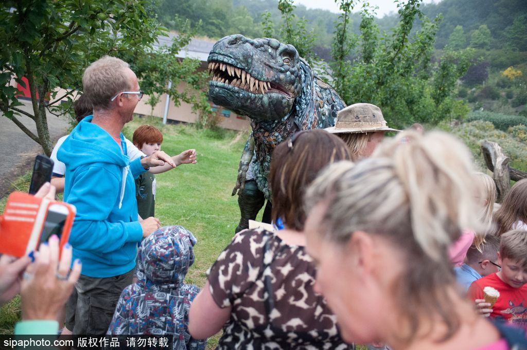 英國(guó)恐龍展超逼真 彷佛回到侏羅紀(jì)