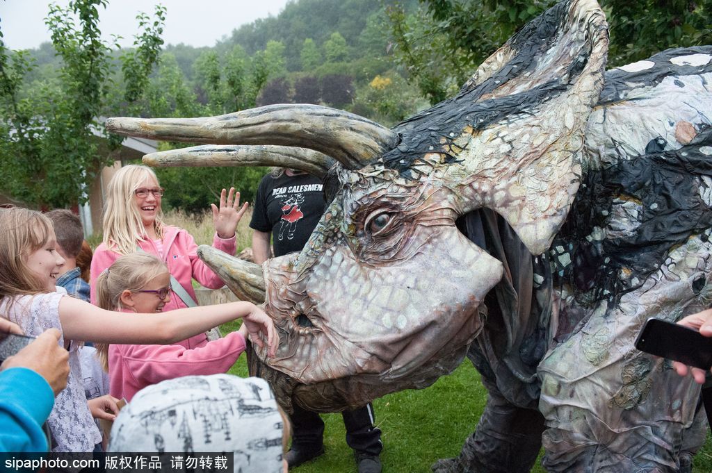 英國(guó)恐龍展超逼真 彷佛回到侏羅紀(jì)