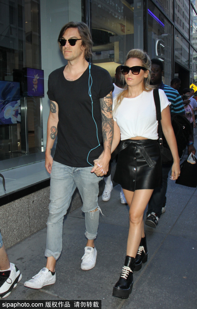 盤點：七夕虐狗模式開啟 歐美明星情侶街拍恩愛衣品一起秀！