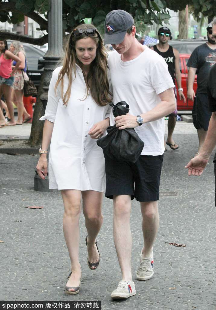 盤點：七夕虐狗模式開啟 歐美明星情侶街拍恩愛衣品一起秀！