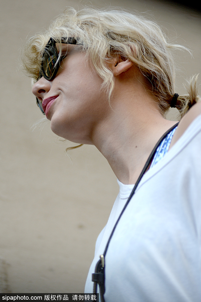 泰勒·斯威夫特運動裝現身 印花打底褲白T露香肩休閑有型