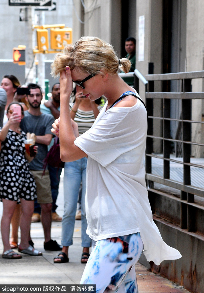 泰勒·斯威夫特運動裝現身 印花打底褲白T露香肩休閑有型