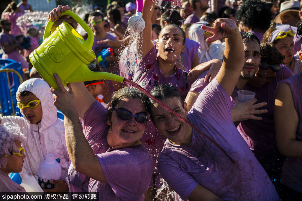 西班牙小鎮舉行“紅酒大戰” 上演紫色狂歡