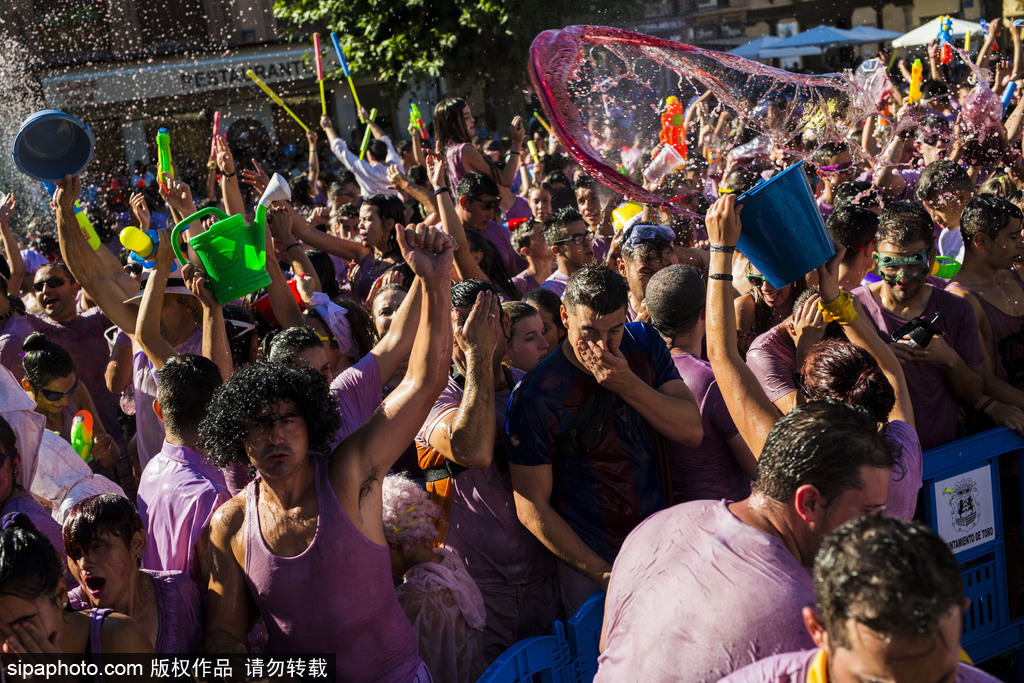 西班牙小鎮(zhèn)舉行“紅酒大戰(zhàn)” 上演紫色狂歡