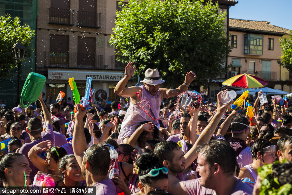 西班牙小鎮舉行“紅酒大戰” 上演紫色狂歡