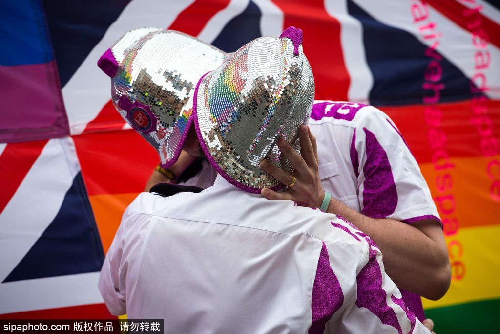 彩色曼徹斯特：腐國(guó)舉行年度同志驕傲大游行