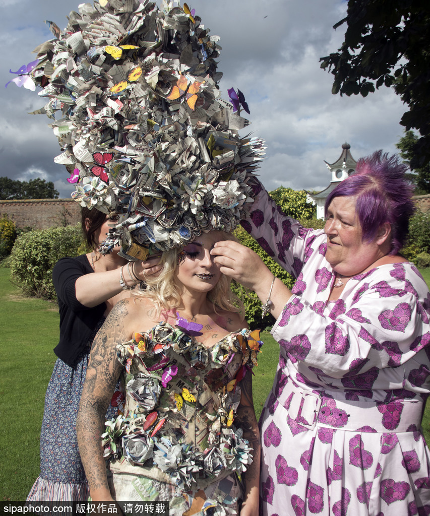 英國殘疾設(shè)計師設(shè)計奇葩“報紙裙” 由110份報紙組成