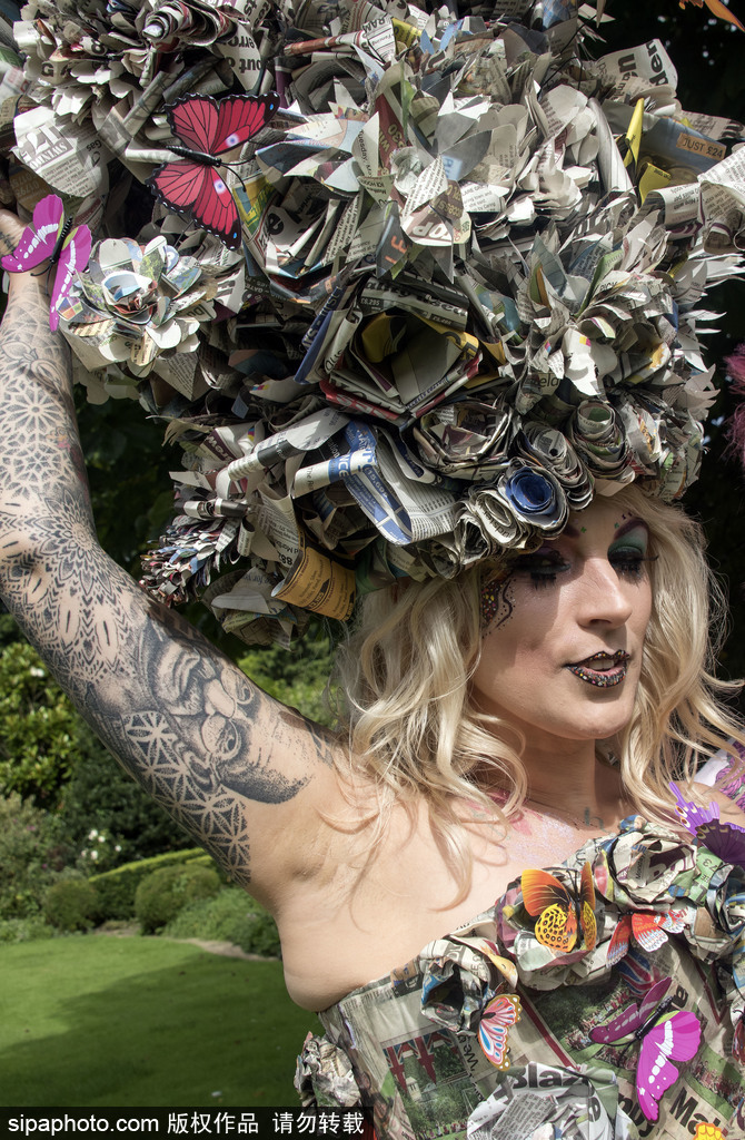 英國殘疾設計師設計奇葩“報紙裙” 由110份報紙組成