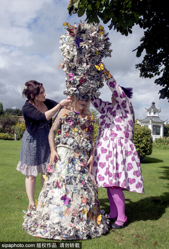 英國殘疾設計師設計奇葩“報紙裙” 由110份報紙組成