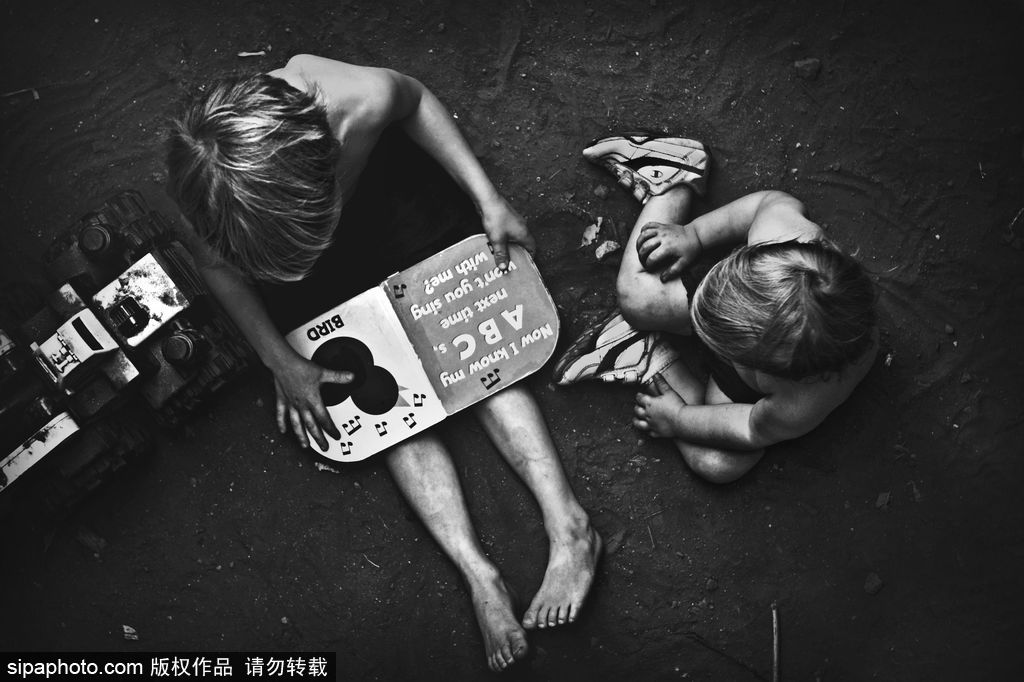 “童年不插電”系列經(jīng)典攝影作品 童趣黑白最純粹