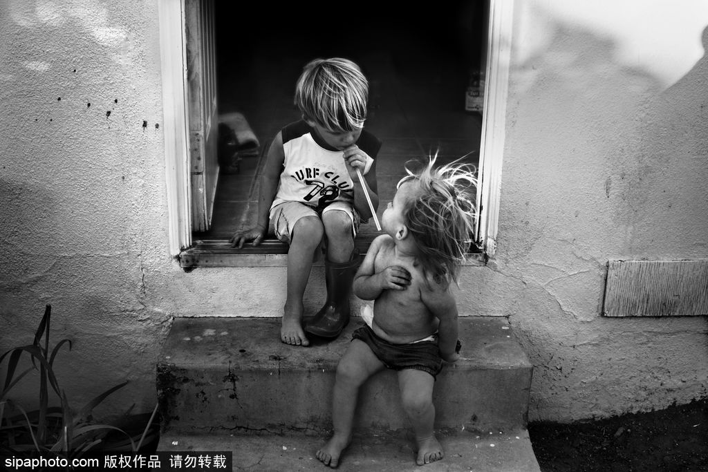 “童年不插電”系列經(jīng)典攝影作品 童趣黑白最純粹