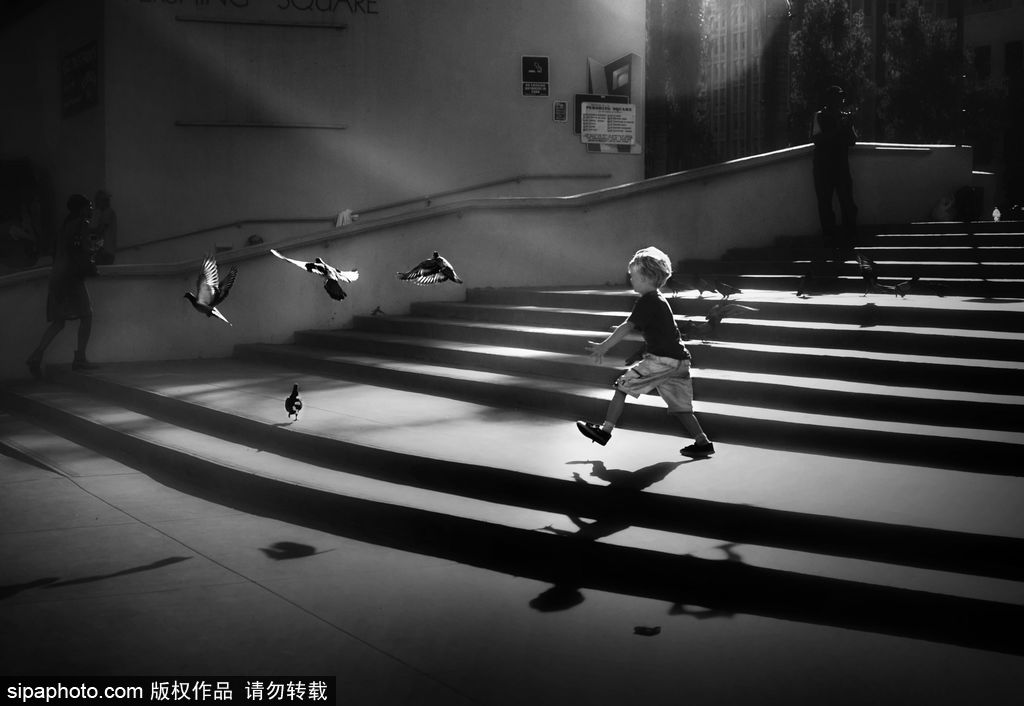 “童年不插電”系列經(jīng)典攝影作品 童趣黑白最純粹