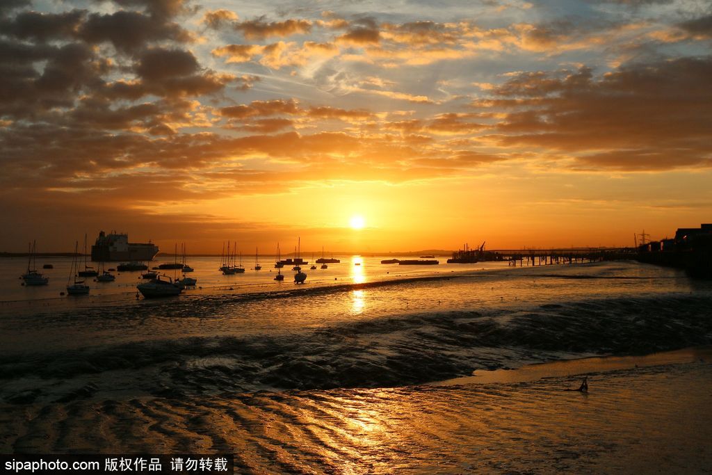 英國泰晤士河日出美景 迎來九月第一縷曙光