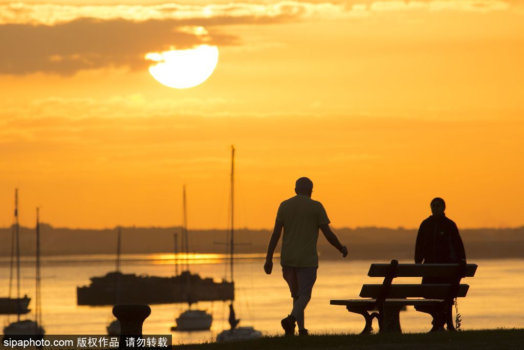 英國泰晤士河日出美景 迎來九月第一縷曙光
