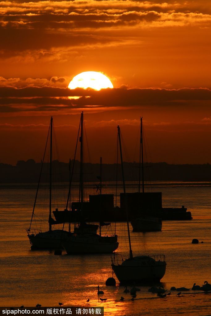 英國泰晤士河日出美景 迎來九月第一縷曙光