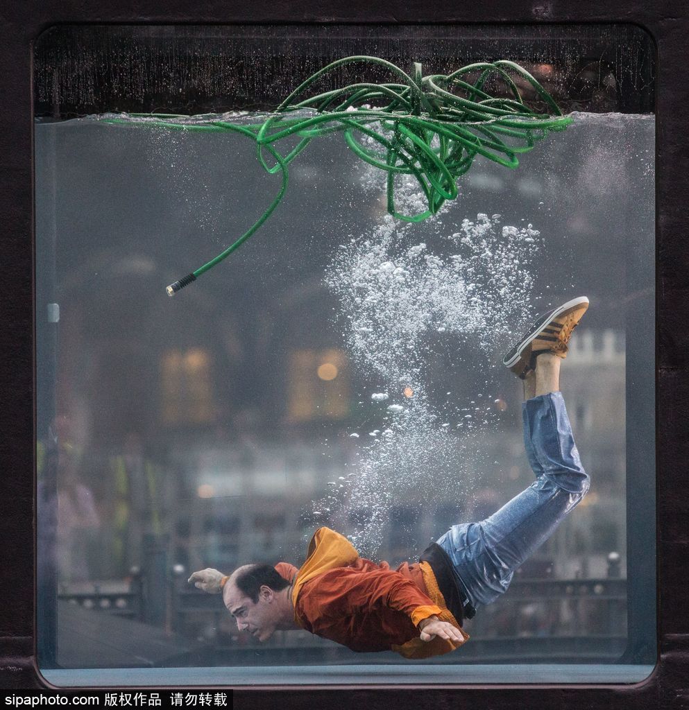 英國：水下表演項目Holoscenes亮相倫敦 所有節目在狹小水缸中完成