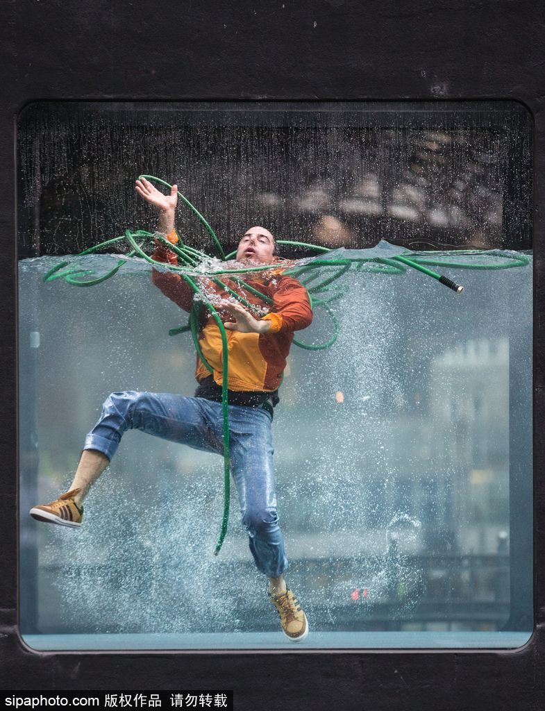 英國(guó)：水下表演項(xiàng)目Holoscenes亮相倫敦 所有節(jié)目在狹小水缸中完成