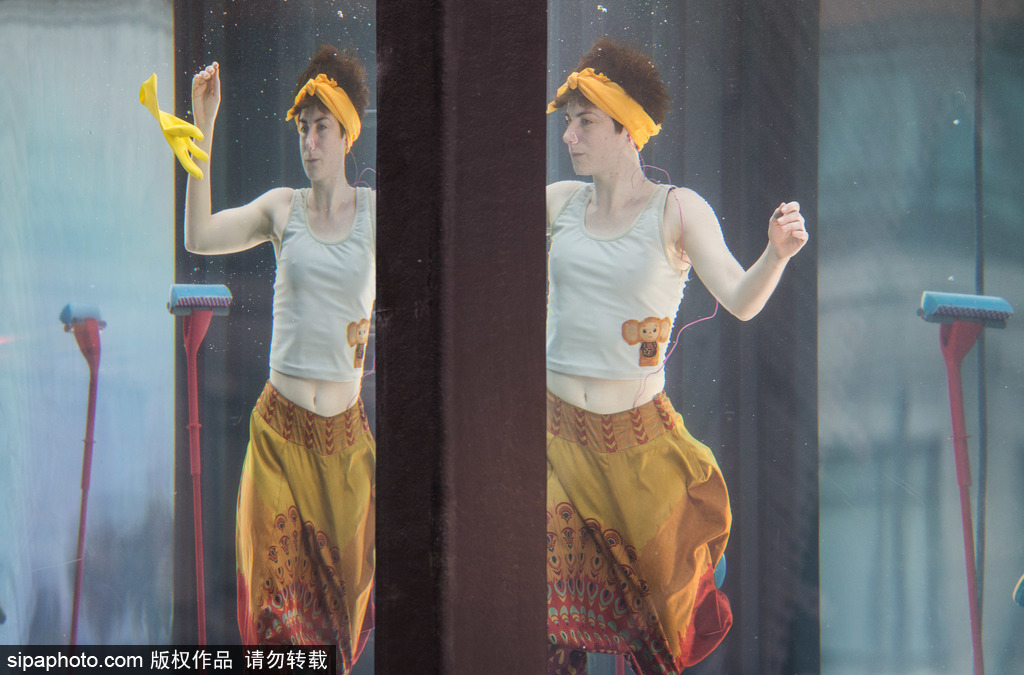 英國：水下表演項(xiàng)目Holoscenes亮相倫敦 所有節(jié)目在狹小水缸中完成