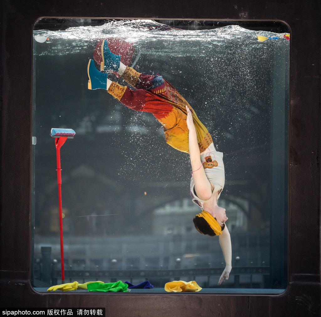 英國(guó)：水下表演項(xiàng)目Holoscenes亮相倫敦 所有節(jié)目在狹小水缸中完成