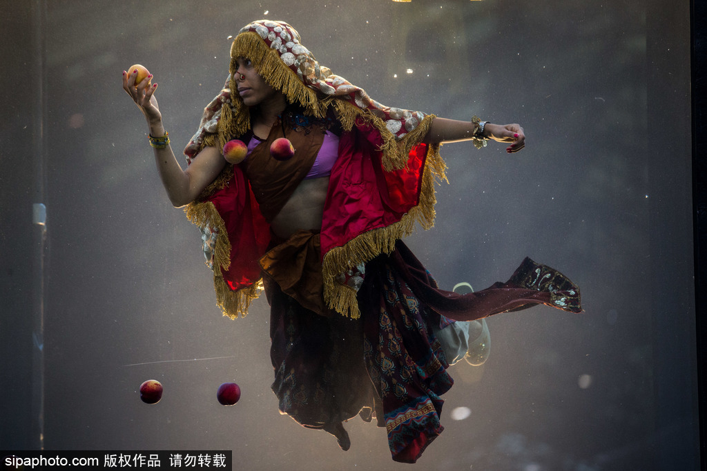 英國(guó)：水下表演項(xiàng)目Holoscenes亮相倫敦 所有節(jié)目在狹小水缸中完成