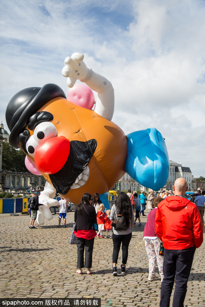 比利時動漫節(jié)：帝國士兵霸氣現(xiàn)身地鐵站 各種超萌角色嗨不停