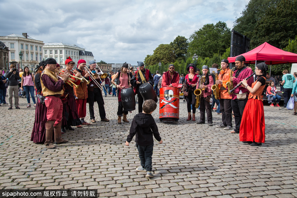 比利時動漫節：帝國士兵霸氣現身地鐵站 各種超萌角色嗨不停