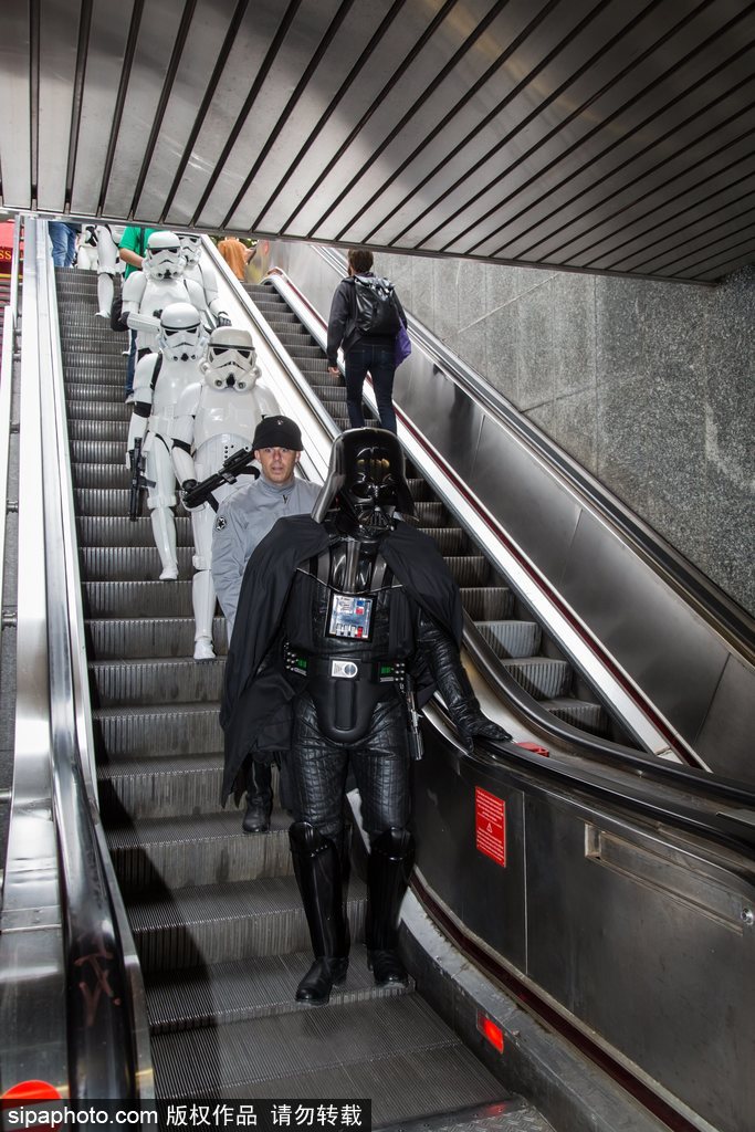 比利時(shí)動(dòng)漫節(jié)：帝國(guó)士兵霸氣現(xiàn)身地鐵站 各種超萌角色嗨不停