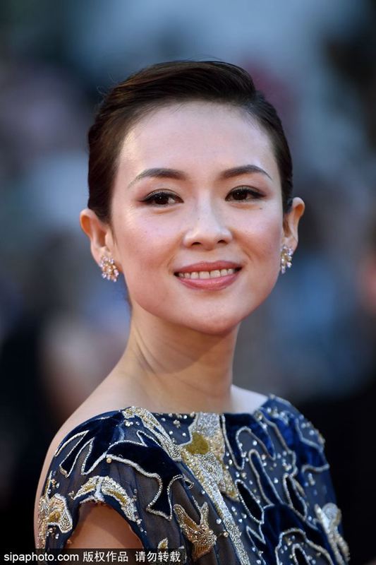 章子怡亮相多倫多電影節 醒媽大秀美背風采依舊